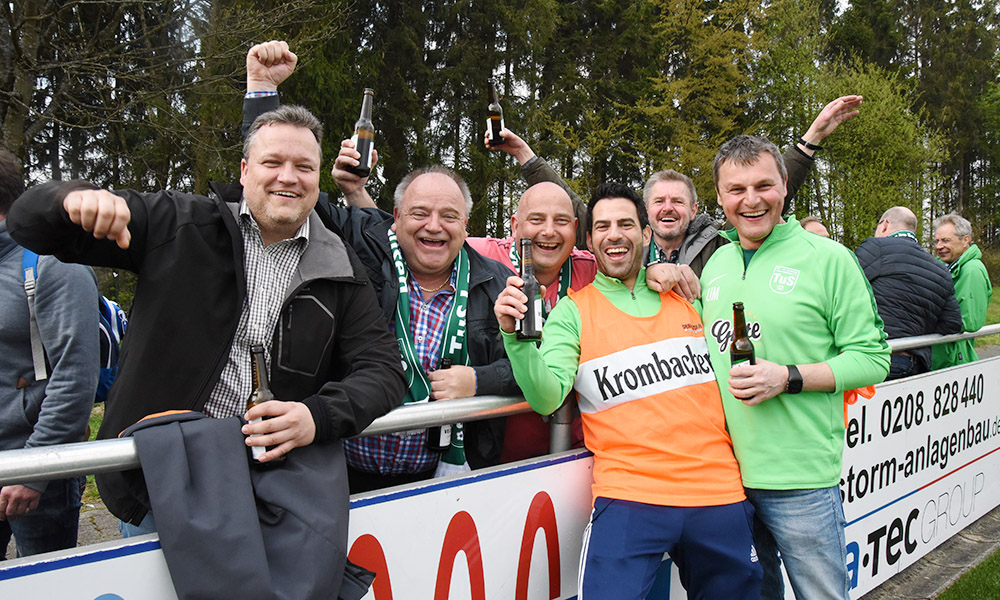 Nach 3:2-Sieg im Spitzenspiel feiern TuS-Fans Trainer Uli Mayer