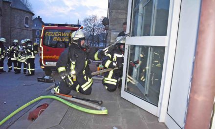 Brennendes Balver Pfarrheim große Herausforderung für Feuerwehr – Übung