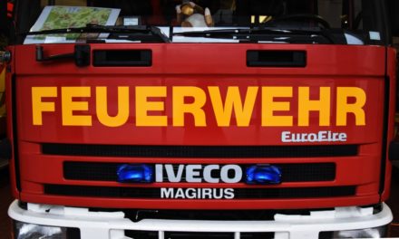Stadtmitte Balve: Bauzaun blockiert B 229 – Feuerwehr im Einsatz