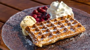 Waffeln, Kuchen, Torten und Eis gibt es im AiRNah Café am Sorpe-See