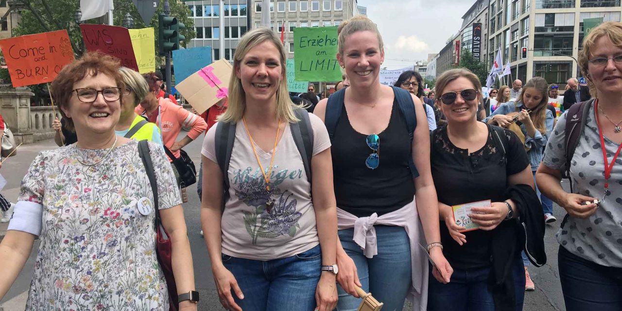 Kita-Chefin Insa Schmoll und drei Kolleginnen demonstrieren in Düsseldorf
