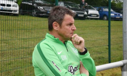 Trotz Sieg verfolgt TuS-Trainer Mayer das Spiel seiner Mannschaft mit grimmiger Miene
