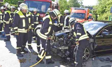 Ist Neuenrader Mercedesfahrer mit 100 km/h in Opel Corsa gerast? – Polizei sucht noch Zeugen