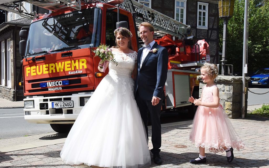 IMPRESSIONEN: Feuerwehr Balve freut sich mit strahlendem Hochzeitspaar Dominik und „Franzi“ Hoffmann
