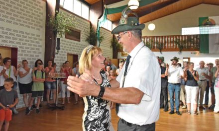 IMPRESSIONEN: Nach Proklamation schwebt Königspaar HD und Monika Kolossa über das Parkett