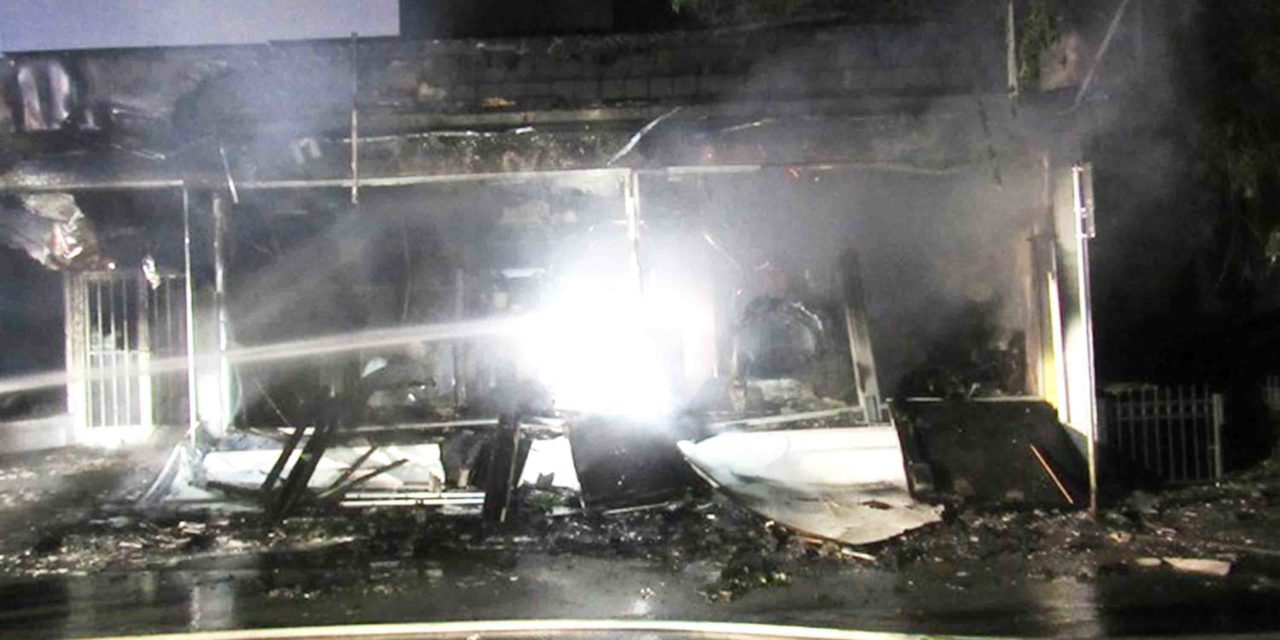 Geschäftshaus in hellen Flammen – 16 Anwohner evakuiert