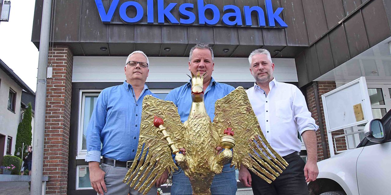 Jubilar Stephan Honert schenkt Garbecker Schützen prächtigen Vogel