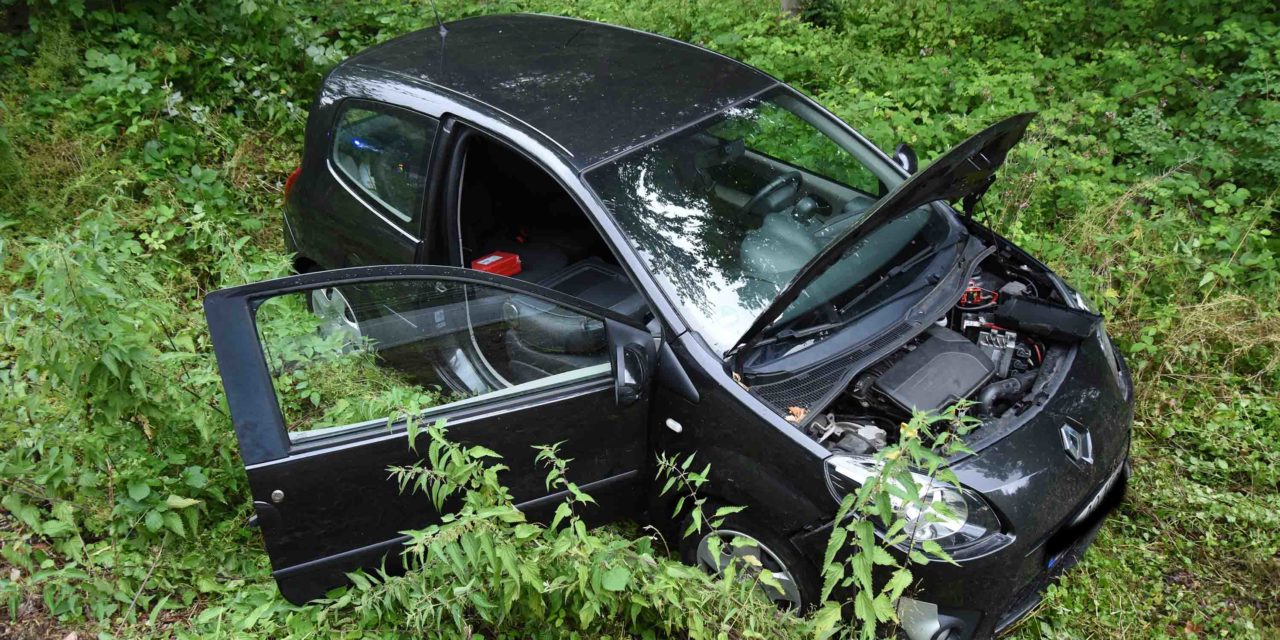 Unfall B 515: Balverin rammt mit ihrem Auto Leitpfosten – „Auto schön im Graben eingeparkt“