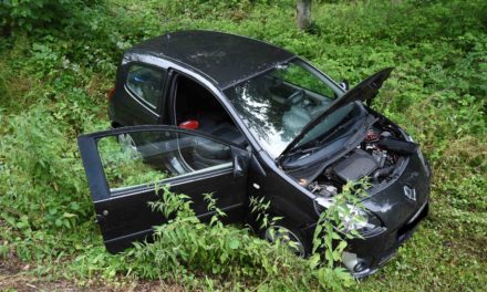 Unfall B 515: Balverin rammt mit ihrem Auto Leitpfosten – „Auto schön im Graben eingeparkt“