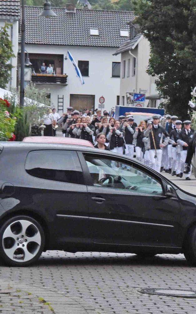 Samstag-Festzug in Balve: Golf-Fahrer sorgen für Schrecksekunden