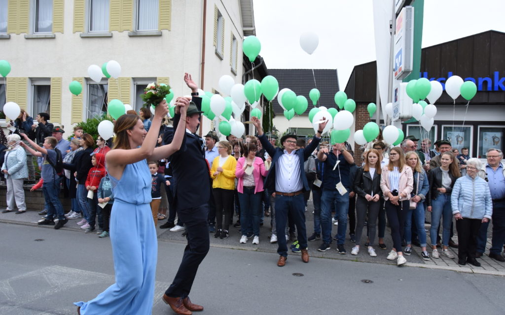 FOTOGALERIE FESTZUG – TEIL 2: Grünweiße Luftballons zu Ehren der neuen Majestäten