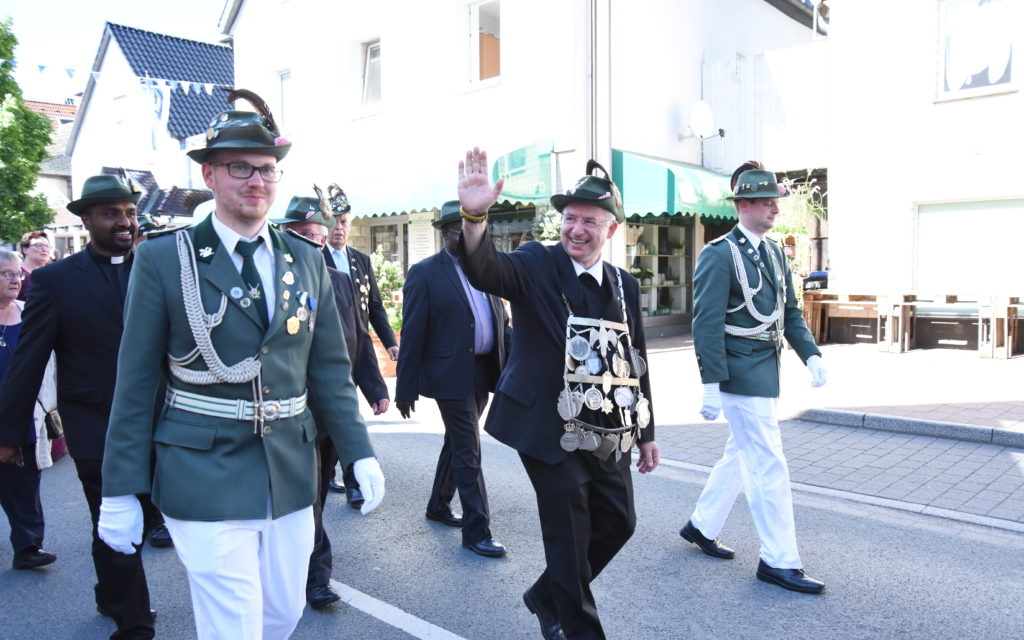 Festzug-Impressionen: Schützenkönig Schulte und Hofstaat präsentieren sich in vollem Ornat