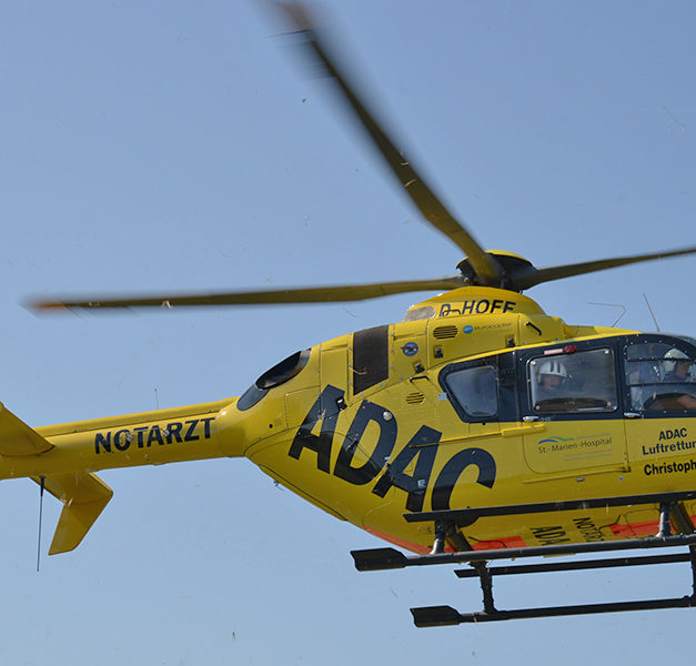 Hubschrauber fliegt Mountainbiker in Spezialklinik
