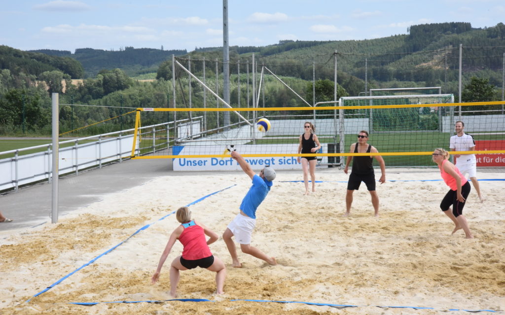 Spannendes Beach-Volleyball-Turnier in bunten Bildern