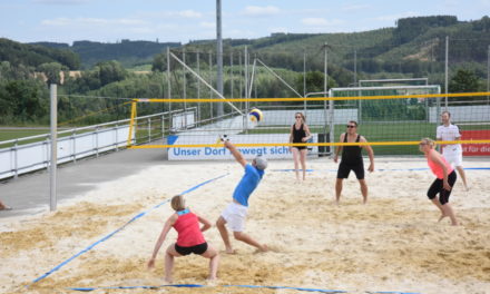 Spannendes Beach-Volleyball-Turnier in bunten Bildern