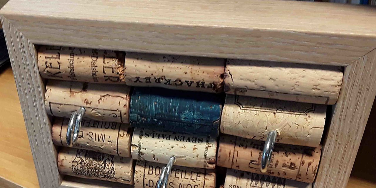 Pinnwände basteln aus alten Korken: Kreativer Montag in der Balver Bücherei