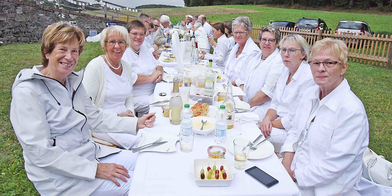 LUISENHÜTTE: Picknick in Weiß endet mit strahlendem Sonnenschein