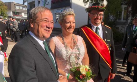 Ministerpräsident Laschet und Bundesschützenkönigin Daniela I. strahlen mit der Sonne um die Wette