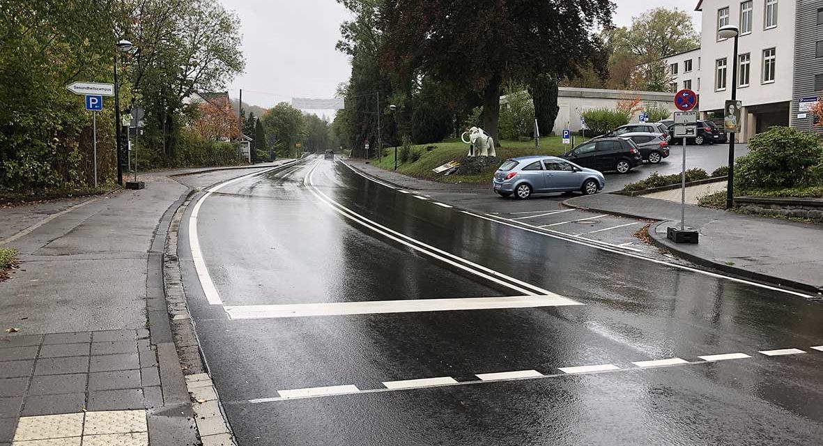 EILMELDUNG: Straßen.NRW lässt irrwitzige Markierung auf B 229 entfernen