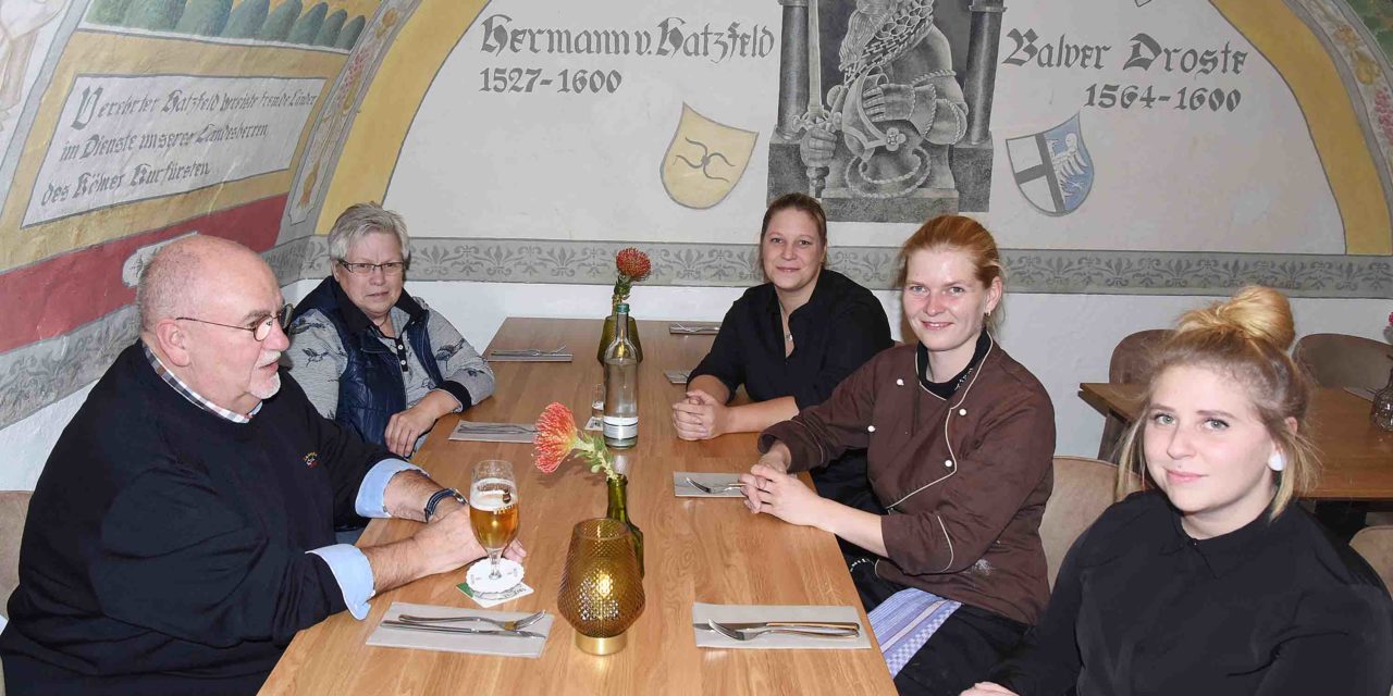 Strahlende Küchenmeisterin Hohmann hat „Drostenkeller“ eröffnet