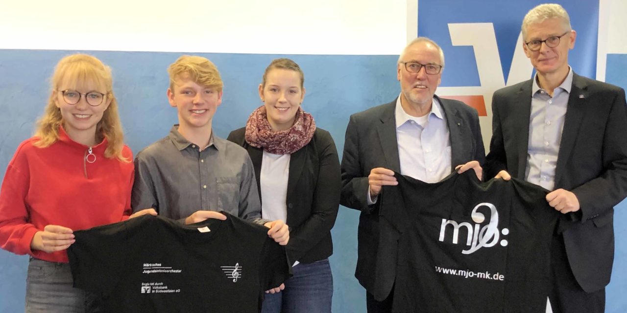 Volksbank spendet neue T-Shirts für Märkisches Jugendsinfonieorchester