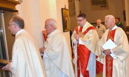 ABSCHIED: Vikar Tobias Kiene zelebriert letzte Hl. Messe mit Amtsbrüdern aus Balve
