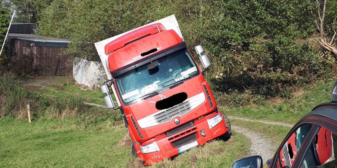 Lkw auf Gebirgsweg im Sauerland verfranzt – Baum muss für Bergung gefällt werden