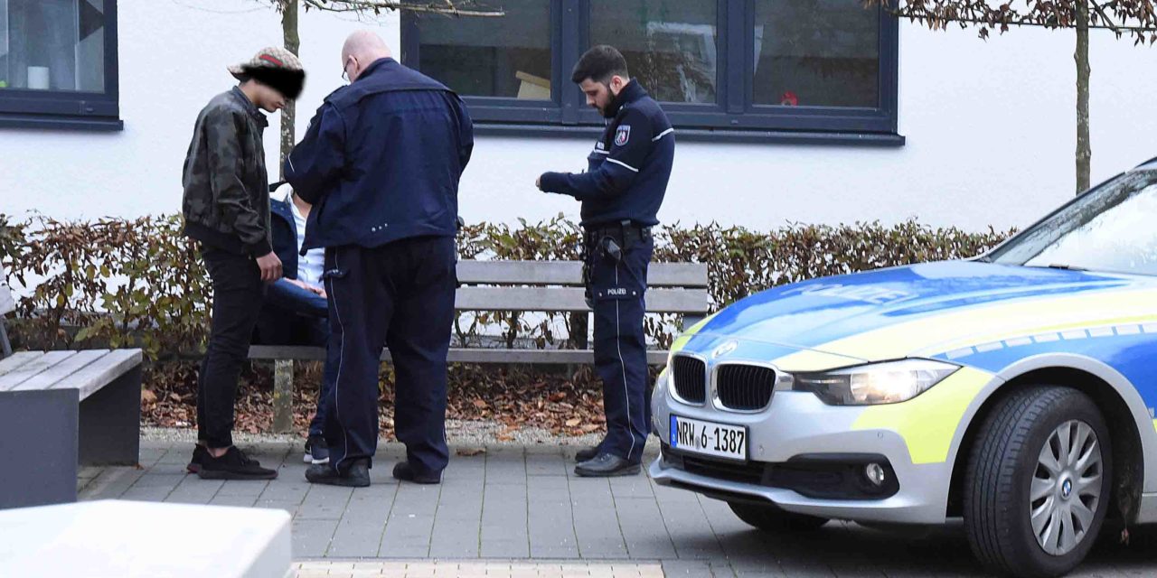 Krimi in Balve: Polizei stürmt mit vorgehaltener Pistole auf Stadtparkbesucher zu