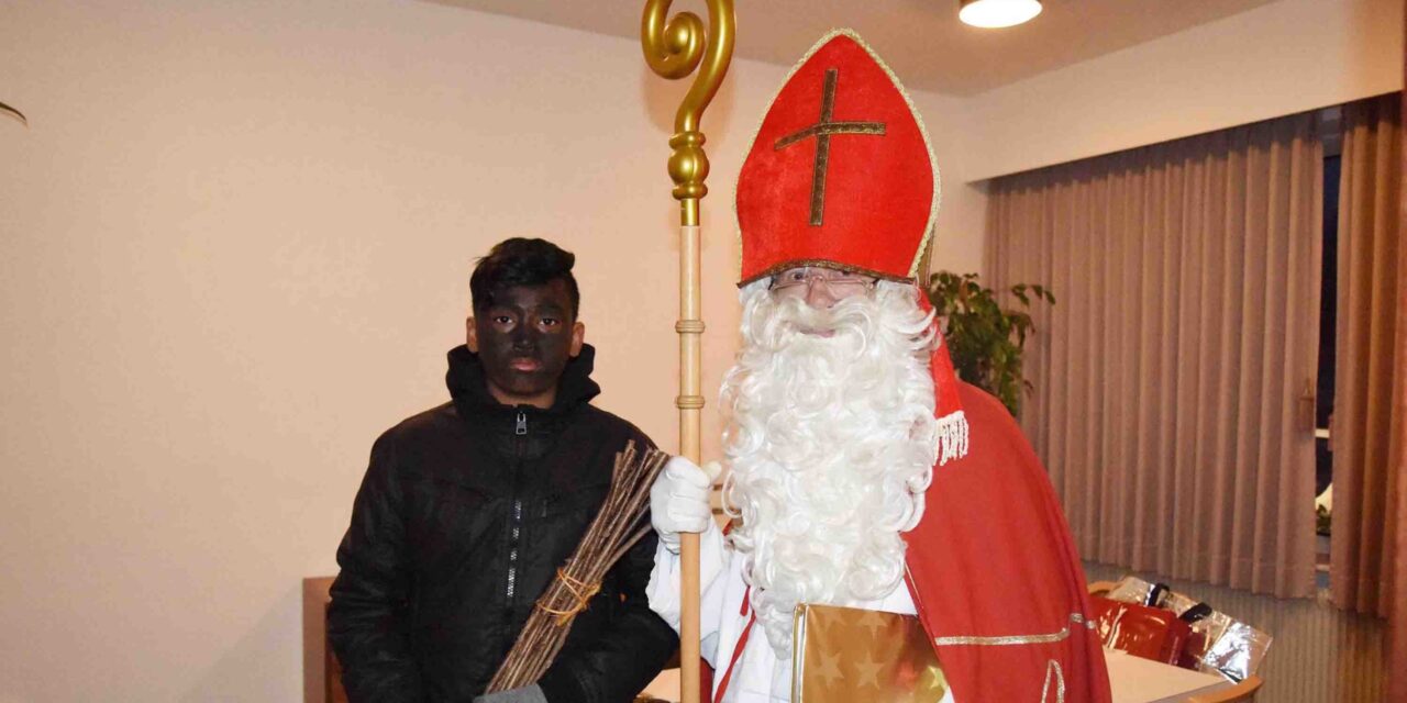 Nikolaus besucht Kinder in der Kirche