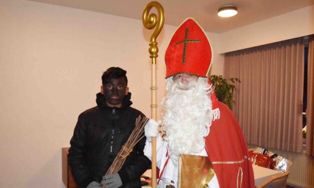 Nikolaus besucht Kinder in der Kirche