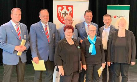 Ehrenzeichen in Gold für Garbecker Sänger Bernd Prior und Sängerin Erika Volmer