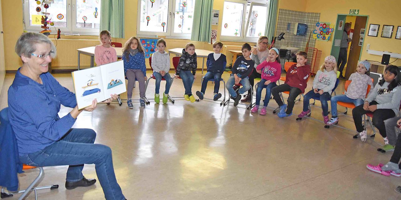 Kinderbuch-Expertin Christa Robbers begeistert Beckumer Schüler am Vorlesetag