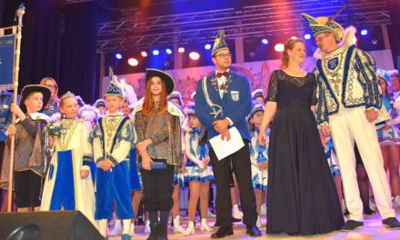 PROKLAMATION: Andreas II. und Michaela I. führen Kornblumenblau an