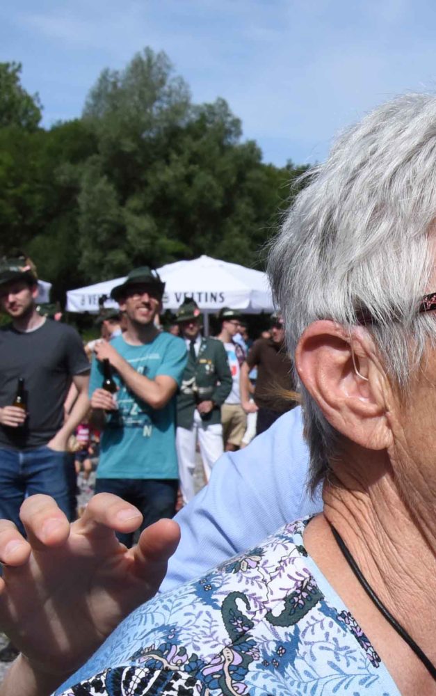 Eingeklemmte Zeitungsbotin Baumeister bedankt sich mit Blumen bei Ersthelferin