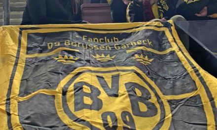 BARCELONA: Fan-Club-Fahne der 09 Borussen Garbeck prangt im Camp Nou