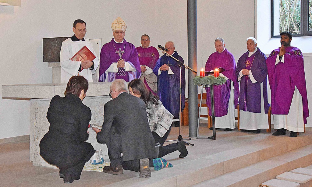 Schöne Momente von der Segnung der St.-Antonius-Kirche in Farbe