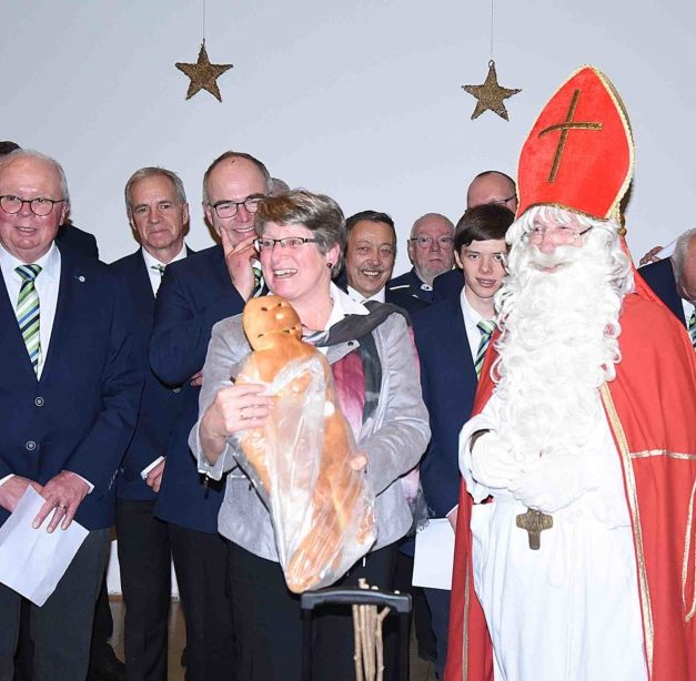 St. Nikolaus und MC Balve erfreuen die Senioren