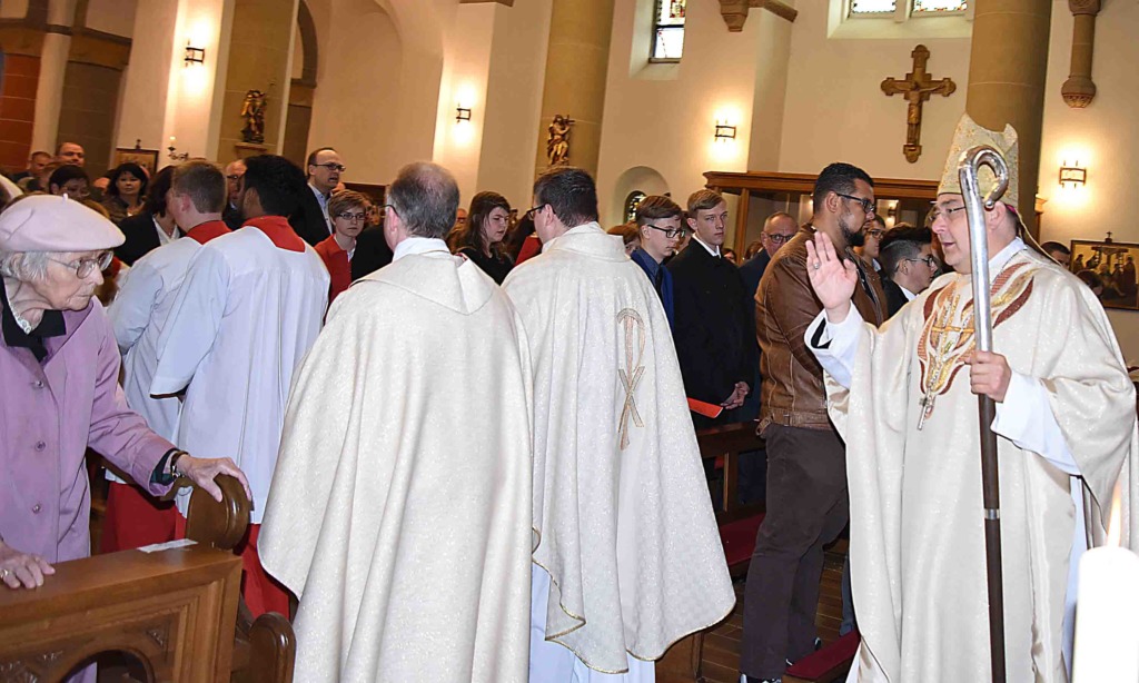 Weihbischof Dr. Meier nimmt Konkresation der St.-Antonius-Kirche Eisborn vor