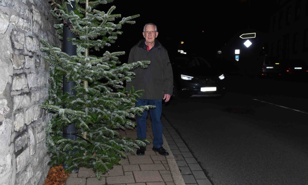 Weihnachtsbaum große Gefahr für Fußgänger und Rollstuhlfahrer