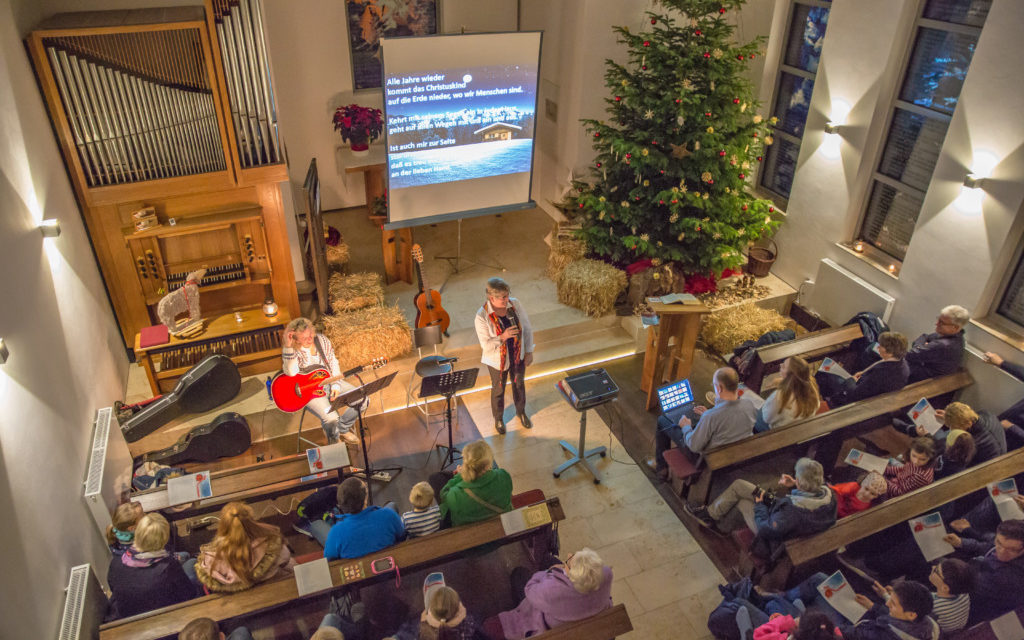 Rappelvolle Evangelische Kirche beim besinnlichen „Offenen Singen“