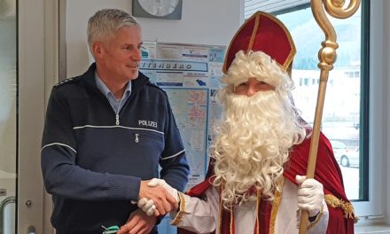 St. Nikolaus bringt Polizisten zum Strahlen