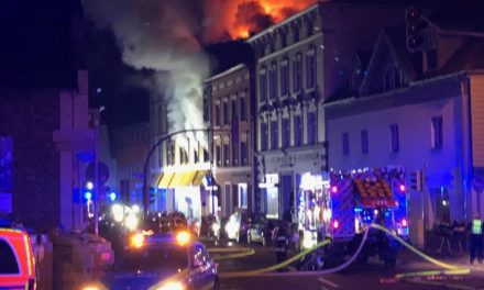 Wohnungsbrand mit neun Verletzten – darunter auch Feuerwehrkameraden