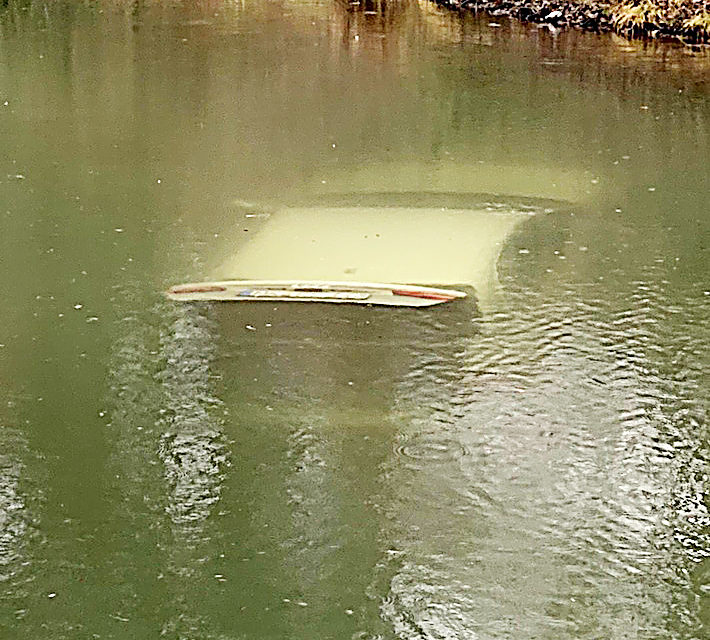Audi A4 versinkt im Teich
