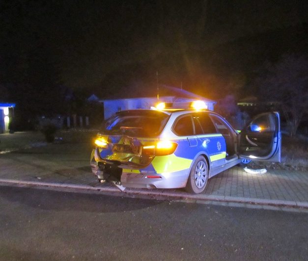 Taxifahrer prallt auf Streifenwagen – Vier Verletzte