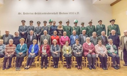 Nette Geburtstagsfeier mit Rosen für die Damen