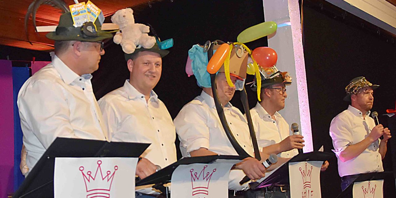Tolle MGV-Karnevals-Party: „Helle Köppe“ und die mit Alteisen beschwerten Balver Schützenhüte 