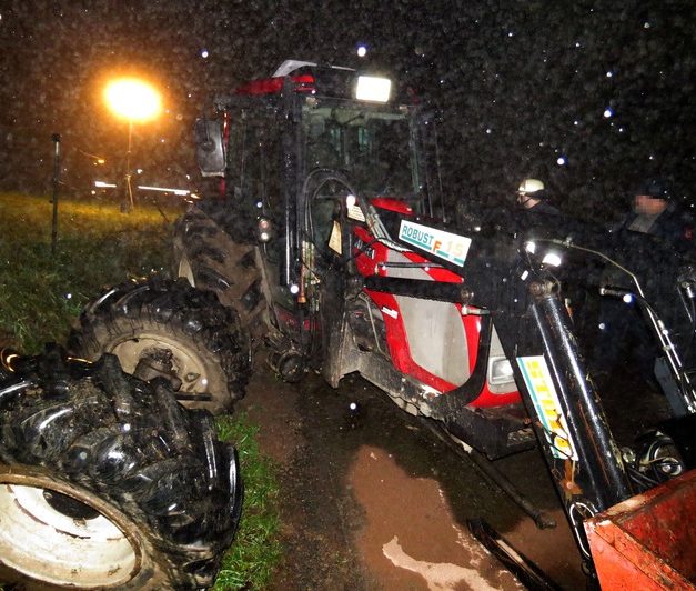 Blut im Traktor verrät den Fahrer