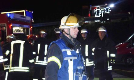 ENDE: Feuerwehr-Löschgruppenführer Klaus-Peter Engel bittet um Entlassungsurkunde