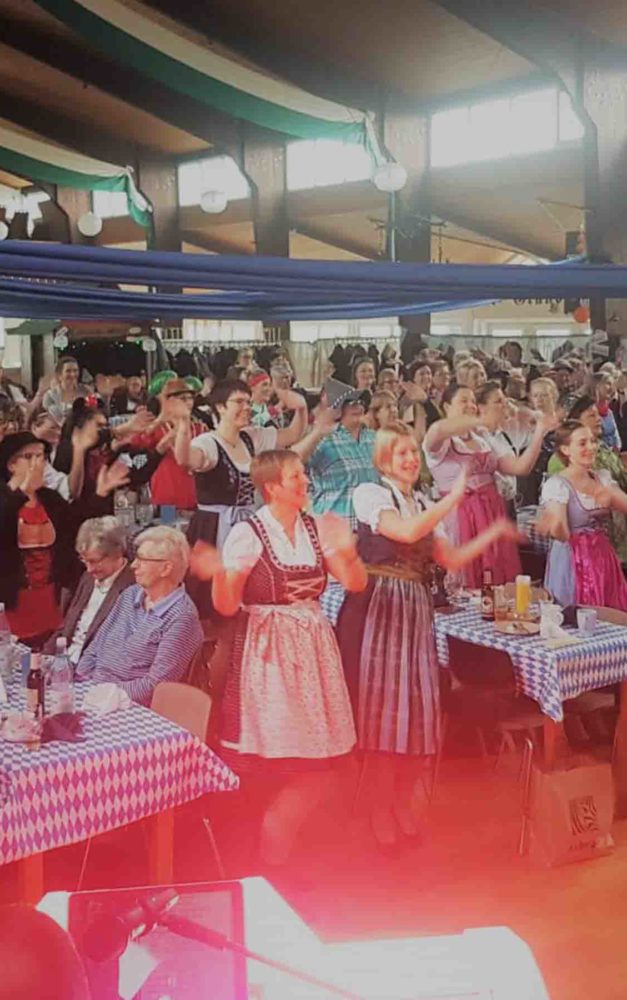 Stimmungsvoller Frauenkarneval im Bergdorf