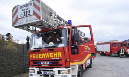 Balver Feuerwehr mit Drehleiter zur Brandbekämpfung in Neuenrade – 3.40 Uhr wieder in Balve